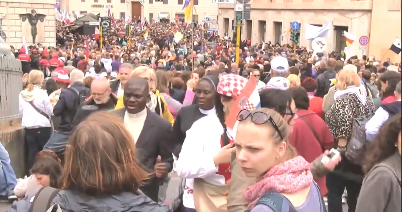 image the faithful in St Peter Sq Vatican City